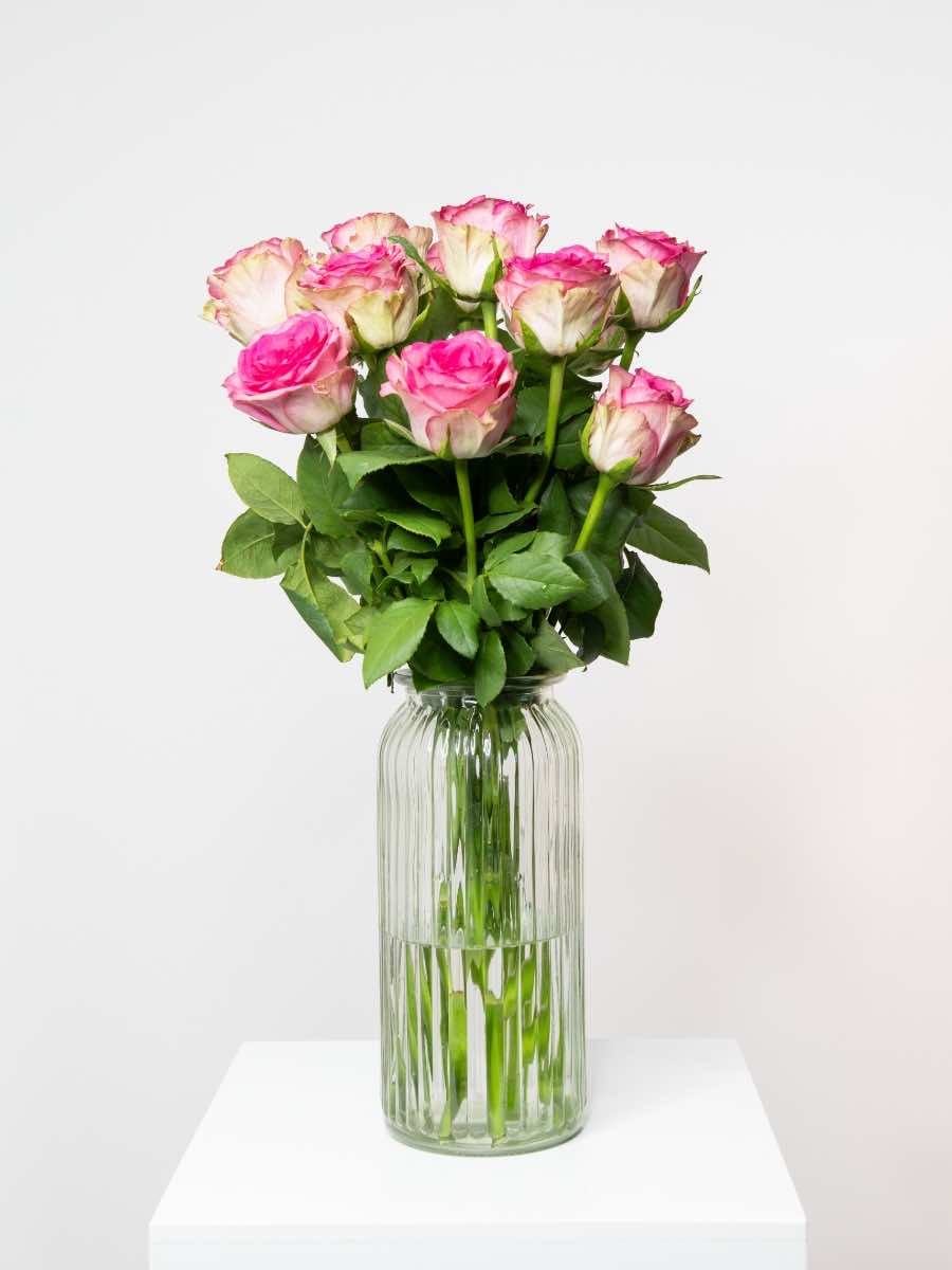 Elegant bouquet of pink roses arranged in a glass vase, perfect for expressing love and vintage beauty. Ideal for romantic gifts.