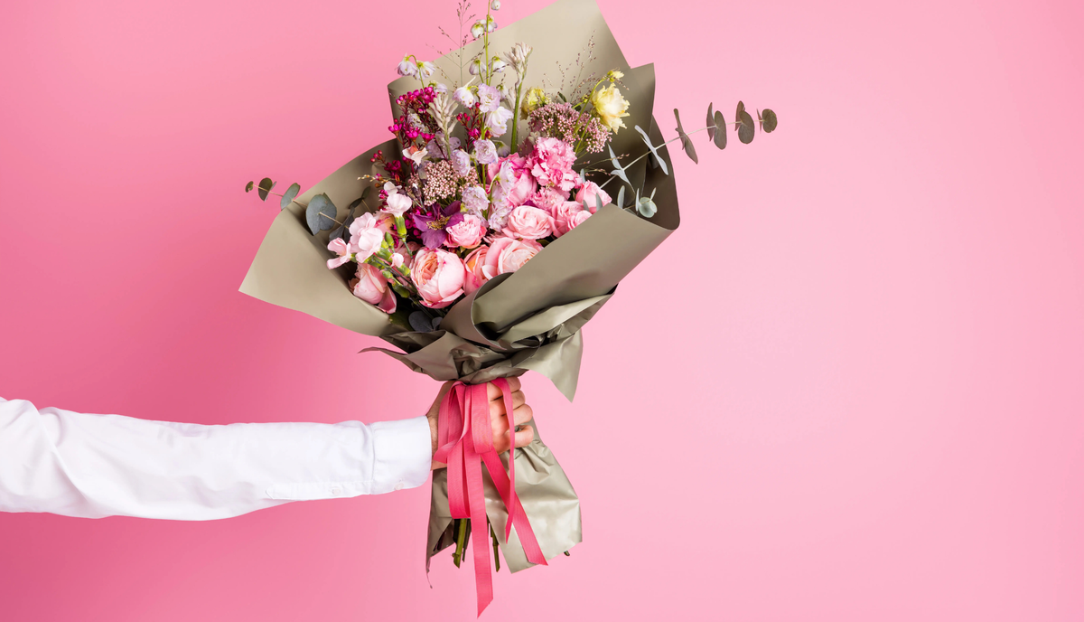 Red Roses vs Mixed Bouquets: What’s the Better Valentine’s Gift?
