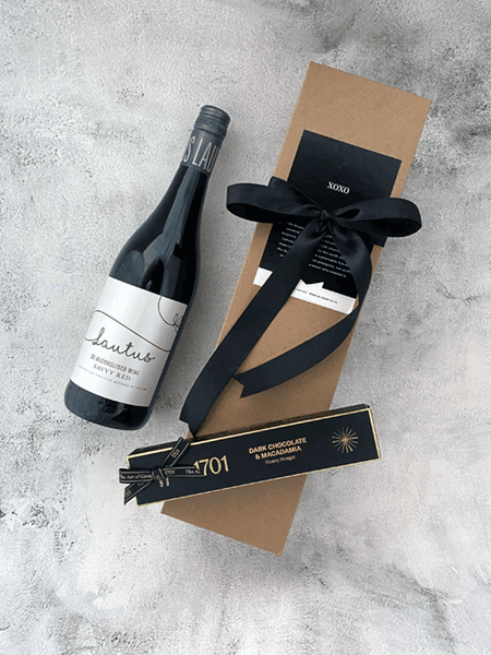 Lautus Non-Alcoholic Red Wine and 1701 Nougat Bar gift set in eco-friendly packaging, perfect for celebrations.