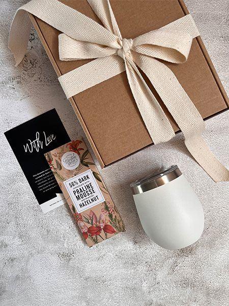 Gift box with Lizzard thermo tumbler, Winston & Julia 56% dark chocolate, and card, perfect for sustainable sipping and gifting.